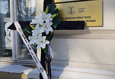Smulkus verslas i&scaron;rei&scaron;kė protestą draudimui dirbti - ties rotu&scaron;e Klaipėdoje paliko juodą kryžių