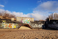 Melnragėje stovintis bunkeris vis skalaujamas jūros ir tapo pavojingas.