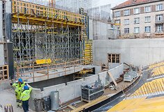 Didžiosios salės vietoje jau surinkinėjama tribūninė perdanga, ant kurios montuosis žiūrovų kėdės. 