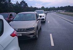 Dar ne vasaros sezonas, o ties perkėla driekėsi ilgos spūstys.