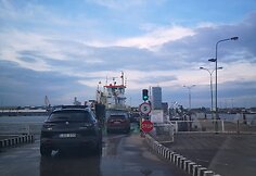 Dar ne vasaros sezonas, o ties perkėla driekėsi ilgos spūstys.