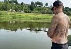 Danielius Djačkovas su žmona Gintare ir vaikais leidosi į kelionę Nemunu paties gamintu plaustu.