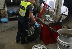 Policijos pareigūnai gelbsti bėdos i&scaron;tiktai moteriai.
