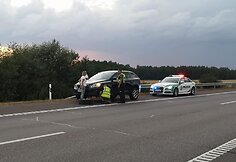 Policijos pareigūnai gelbsti bėdos i&scaron;tiktai moteriai.
