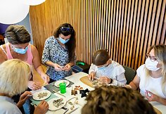 Delfinų terapijos centre menininkė Sonata Kazimieraitienė baigia kurti unikalų keramikinį pano