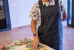 Delfinų terapijos centre menininkė Sonata Kazimieraitienė baigia kurti unikalų keramikinį pano