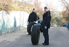 Kariai pajūryje aptiko tris didžiules padangas.