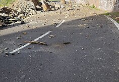 Tenerifėje didžiuliai rieduliai apgadino automobilius.