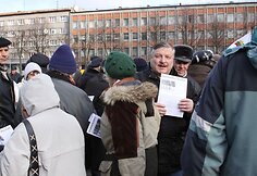 Klaipėdos miesto ir apskrities profsąjungos pirmininkas E. &Scaron;alkauskas dalijo informacinį leidinį.