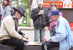 J.Basanavičiaus gatvėje vyrukai laiką leido žaisdami šaškėmis.