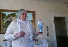 Virginija Laučaitienė ant vazelės įamžino O.Stulginskienės mamai dovanotas sages.