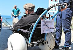 Centriniame paplūdimyje neįgalieji gali pasinaudoti specialiu įrenginiu, kuriuo galima pasiekti jūrą ir i&scaron;simaudyti.