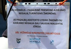 Centriniame paplūdimyje neįgalieji gali pasinaudoti specialiu įrenginiu, kuriuo galima pasiekti jūrą ir i&scaron;simaudyti.