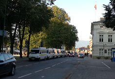Po Klaipėdos mero langais i&scaron;sirikiavo mikroautobusų kolona ir susibūrė vairuotojai.