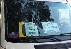 Po Klaipėdos mero langais i&scaron;sirikiavo mikroautobusų kolona ir susibūrė vairuotojai.