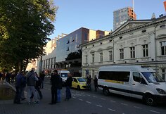 Po Klaipėdos mero langais i&scaron;sirikiavo mikroautobusų kolona ir susibūrė vairuotojai.