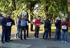 Po Klaipėdos mero langais i&scaron;sirikiavo mikroautobusų kolona ir susibūrė vairuotojai.