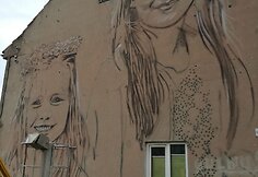 T.Vincaitis.ant sienos.nusprendė nutapyti dvi mergaites, kurių viena yra krik&scaron;to dukra.