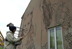 T.Vincaitis.ant sienos.nusprendė nutapyti dvi mergaites, kurių viena yra krik&scaron;to dukra.