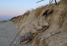 Nidos paplūdimiuose - kalnai į krantą jūros išmestų šiukšlių.