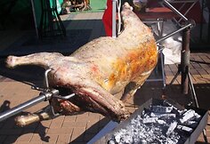 Svečiai galėjo paragauti kepto paršelio.