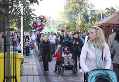 J.Basanavičiaus gatve vaikštinėjo šventės smalsuoliai.
