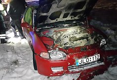 Jakų žiede į griovį nuvažiavo girtas vairuotojas be teisių