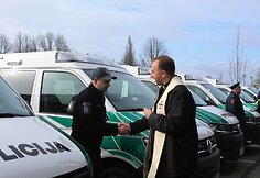 Kunigas Vilius Viktoravičius &scaron;ventina naujus policijos automobilius.