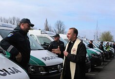 Kunigas Vilius Viktoravičius &scaron;ventina naujus policijos automobilius.