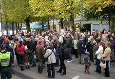 Į protesto akciją susirinko apie 150 žmonių.