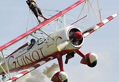 8 metų vaikas skraidinamas ant lėktuvo sparno