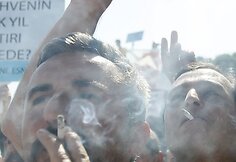 Turkai protestuoja prieš draudimą rūkyti patalpose