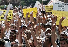 Turkai protestuoja prieš draudimą rūkyti patalpose