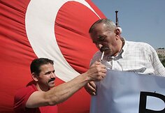 Turkai protestuoja prieš draudimą rūkyti patalpose