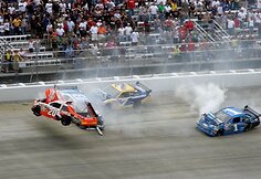 Lenktynininkas Joey Logano per stebuklą liko gyvas