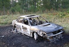 Pasienyje su Rusija sudegė VSAT pareigūnų apšaudytas kontrabandininkų automobilis