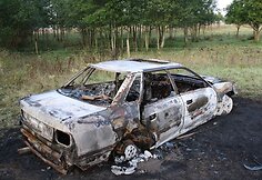 Pasienyje su Rusija sudegė VSAT pareigūnų apšaudytas kontrabandininkų automobilis