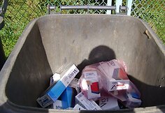 Patikrinimo pabūgęs lenkas cigaretes išmetė į šiukšlių konteinerį