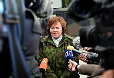 Prezidentė sėdo prie karinio šarvuočio vairo ir išbandė net kulkosvaidį