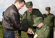 Medvedevas drauge su Lukašenka stebės karinių mokymų baigiamąjį etapą