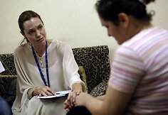 Jungtinių Tautų ambasadorė Angelina Jolie kartu su Bradu Pittu susitiko su Irako pabėgeliais Sirijoje