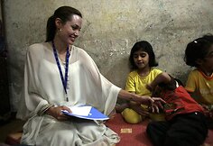 Jungtinių Tautų ambasadorė Angelina Jolie kartu su Bradu Pittu susitiko su Irako pabėgeliais Sirijoje