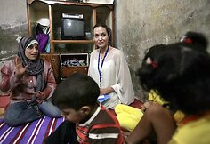 Jungtinių Tautų ambasadorė Angelina Jolie kartu su Bradu Pittu susitiko su Irako pabėgeliais Sirijoje