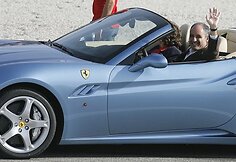 „Ferrari California“ skendo smėlyje