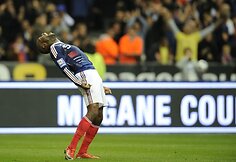 Thierry Henry kamuolį sustabdė ranka