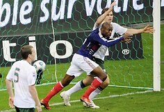 Thierry Henry kamuolį sustabdė ranka