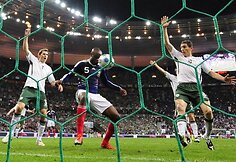 Thierry Henry kamuolį sustabdė ranka