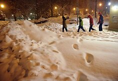 Sniegas ir toliau paralyžiuoja Niujorką