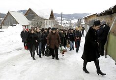 Su N.Kumaritašviliu atsisveikinti atėjo visas miestelis ir Gruzijos prezidentas M.Saakašvilis