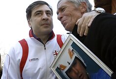 Su N.Kumaritašviliu atsisveikinti atėjo visas miestelis ir Gruzijos prezidentas M.Saakašvilis